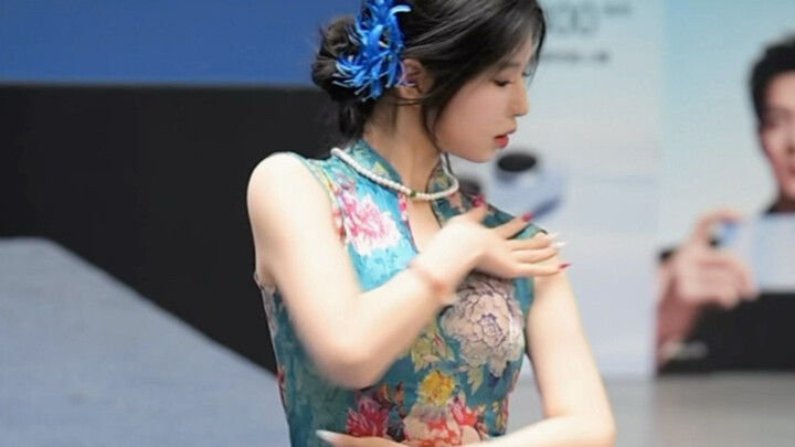 "Kenapa kau tinggalkan aku sendirian lagi?" Versi lengkap rekaman langsung acara roadshow "Alone", h