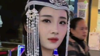 Không phải là tôi không đủ khả năng để đi Tuần lễ thời trang, nhưng áo choàng Mông Cổ tiết kiệm chi 