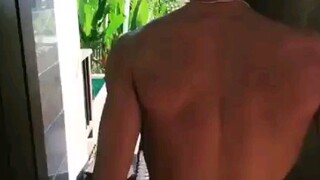 Lee Soo Hyuk's girlfriend's perspective, follow the sexy shirtless Soo Hyuk to play at the beach, to
