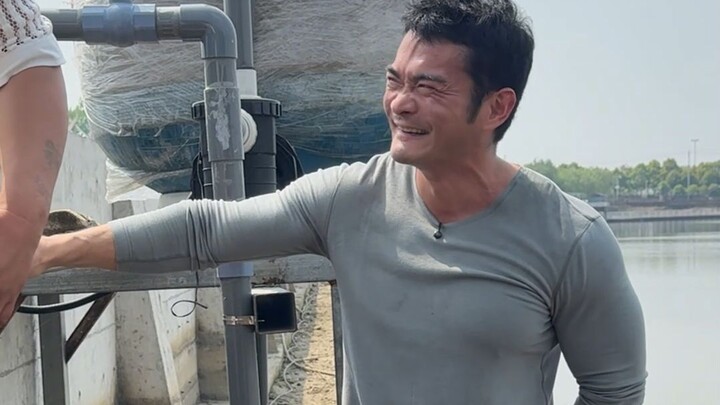 Brother Xiaofei leased a 220-mu pond that had been left fallow for 35 years, claiming it holds 40 to