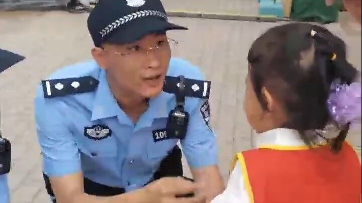 Bocah imut berusia tiga tahun di jalan bertemu polisi lalu dengan inisiatif melapor: “Orang dewasa i