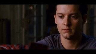 Toby Maguire mengeluarkan jasnya lagi sebelum berteleportasi... [Bayangkan]