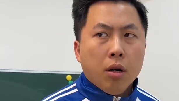 Zihao: Guru, Anda seharusnya memarahi saya saja.