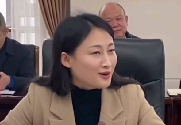 Phó huyện trưởng sinh sau năm 1980 bị cư dân mạng nghi ngờ, câu trả lời cho thấy trình độ ngôn ngữ c