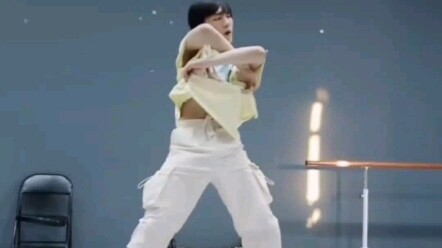 【Su Xinhao】Wow, Su Xinhao, you're even lifting your clothes and straddling—don't blame me if I slow 