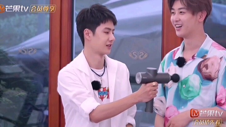 Yibo’s still just a big kid in front of his older brother—he’s so playful! 【Wang Yibo】