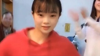 หญิงสาวจากฝูเจี้ยนโด่งดังบนโลกออนไลน์ด้วยท่าเต้นตัดหัวสุดมหัศจรรย์ ช่างเป็นยอดฝีมือที่อยู่ในหมู่ประช