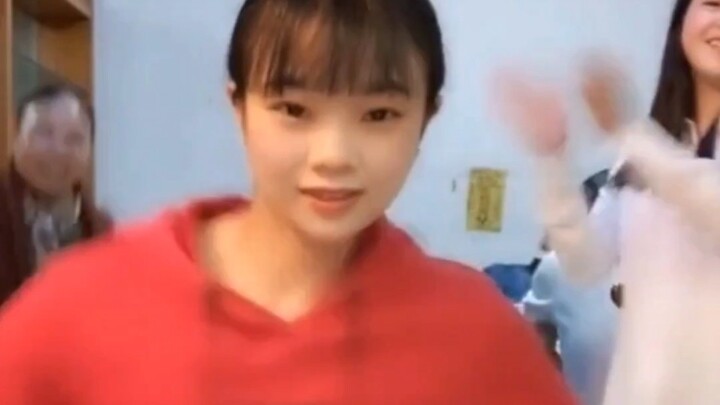 福建女子凭借魔性的断头舞走红网络，真是高手在民间