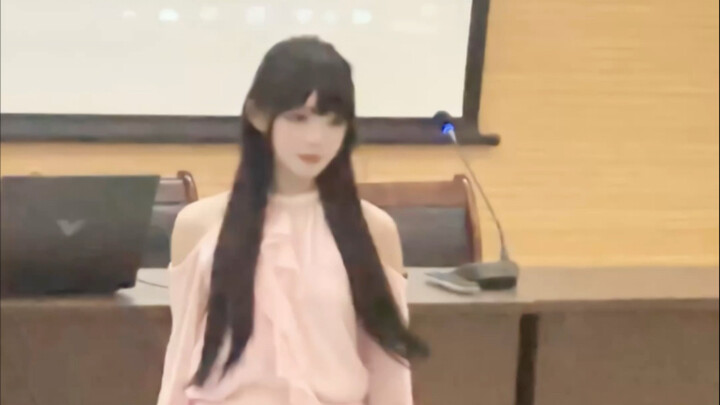 มีการแสดงเต้นรำแบบตรงไปตรงมาในงานเลี้ยงต้อนรับ