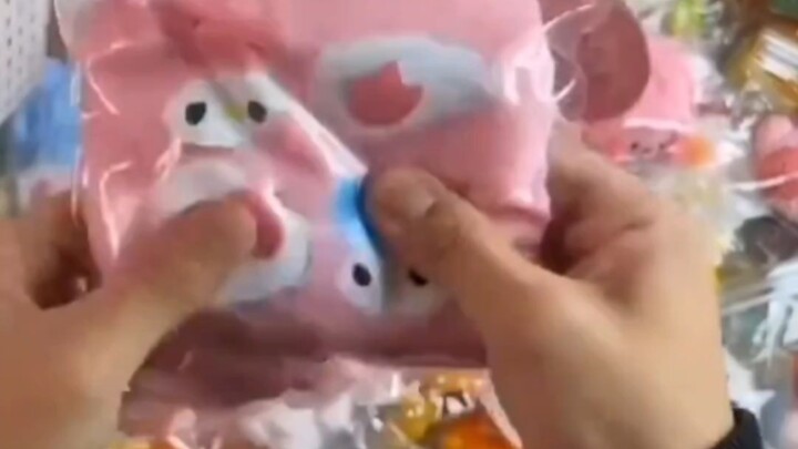 Bloger “Nắn Nắn Công Chúa” không nói gì, chỉ mãi miết nắn nắn.