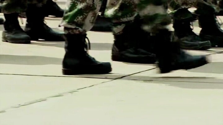 Disabled military instructor, walking with crutches, but still on the spot ● Chen Chen