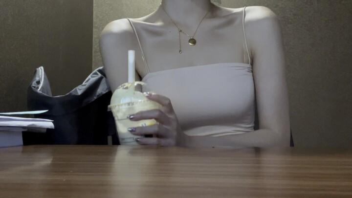 Kini ia pun sudah menjadi perempuan yang berani mengenakan baju bertali dan tetap dipuji karena terl