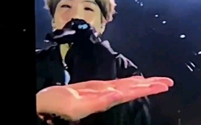 【BTS】190608 Si kecil kenapa begitu lembut ya!! Begitu lihat tangan Taehyung, langsung naruh mukanya 