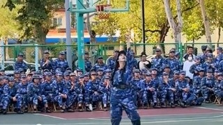 เด็กสาวแสดงการเต้น Balala Fairies ในงานแสดงความสามารถด้านการฝึกทหารของมหาวิทยาลัย ดูน่ารักและมั่นใจ