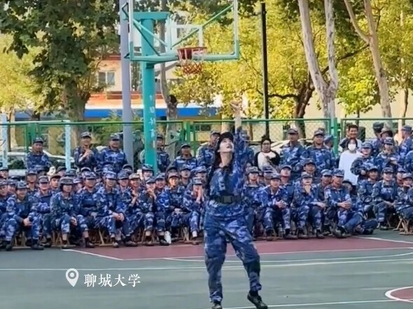 เด็กสาวแสดงการเต้น Balala Fairies ในงานแสดงความสามารถด้านการฝึกทหารของมหาวิทยาลัย ดูน่ารักและมั่นใจ