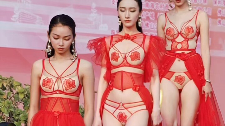 Biểu diễn thời trang mừng lễ hội