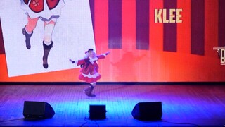 Russian Girl Cosplays Keqing from "Genshin Impact"