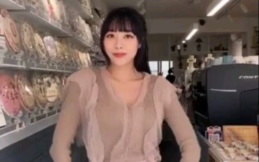 Hong Eun-ji adalah satu-satunya anggota girl grup yang pernah mengikuti dua edisi Queendom untuk kat