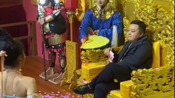 Kakak bukan hanya mengerti seni, tapi juga sangat menghormati seni; kali ini dia menari lebih bersem