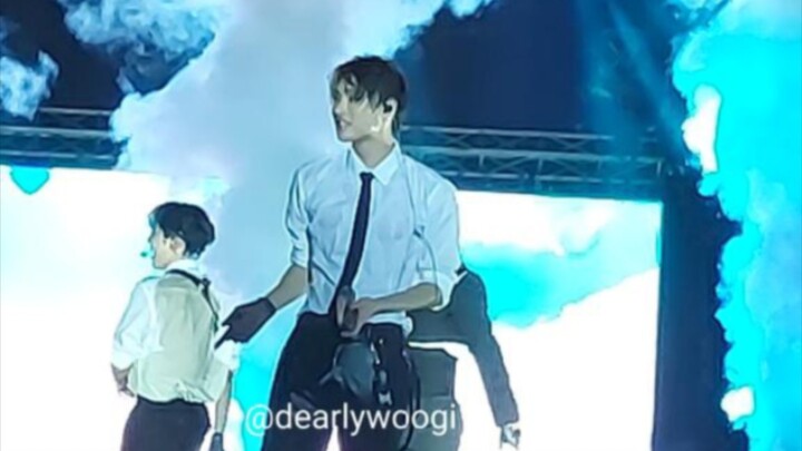 【ATEEZ】Is this what the air is like overseas? You two childhood friends… uniform + biting the chain 
