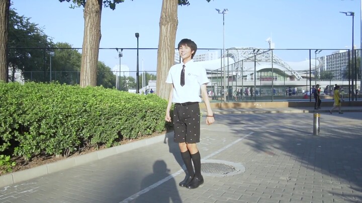 [Too many elements] Wearing Hanfu and DK uniforms to do middle school radio exercises in college? !