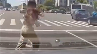 Hangzhou: Woman struck after jaywalking