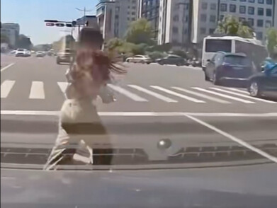 Hàng Châu, người phụ nữ băng qua đường bị đâm