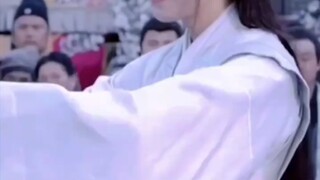 Wen Kexing‖The best thing about the whole show is that this dress reflects light in the sun
