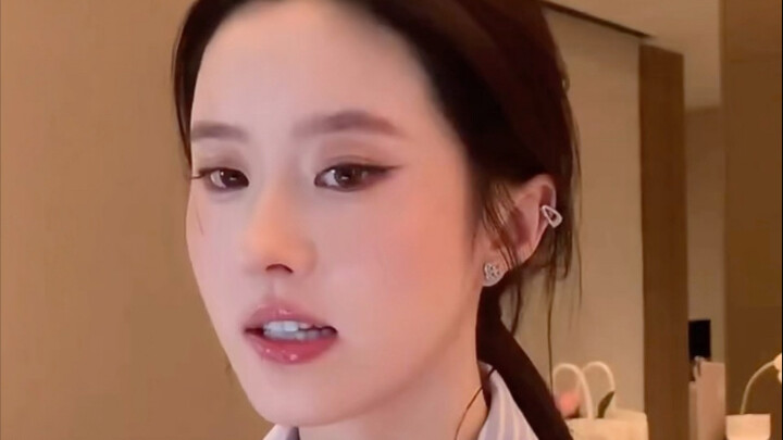 Trời ơi, đây chẳng phải Lưu Diệc Phi đích thị còn gì? Thần nữ đúng là phải ở giữa dân gian thôi. Đây
