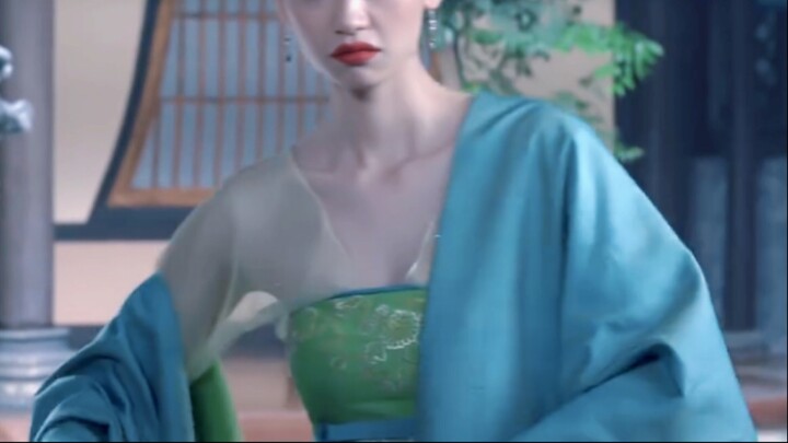 Sekilas, aku yakin dia perempuan, tapi semakin kuperhatikan ekspresinya, dia semakin mirip laki-laki