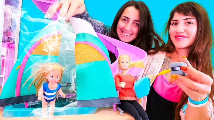 Sevcan ve Ümit Barbie Dream House'daki havuzu kış havuzuna çeviriyor. Barbie videoları