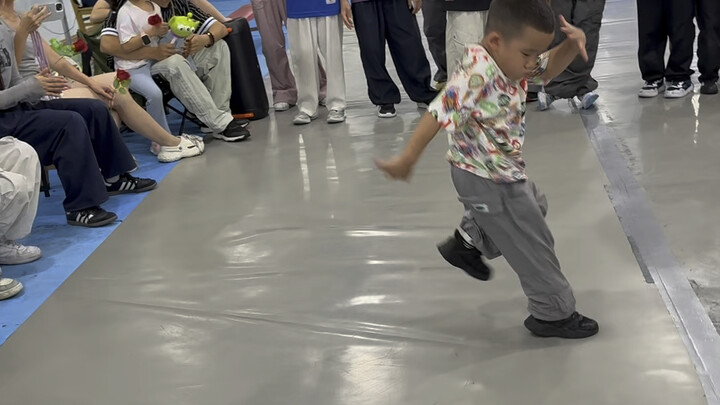 Hôm nay ở Trùng Khánh, cậu bé sợ xã hội… #ThanhNiênMạnhThìĐấtNướcMạnh #NhảyBungBinhTã #BuổiBiểuDiễnS