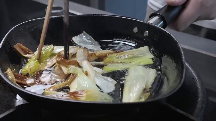 Kalau saya menggunakan metode hidangan jamuan kenegaraan untuk meniru semangkuk ramen kecap yang dig