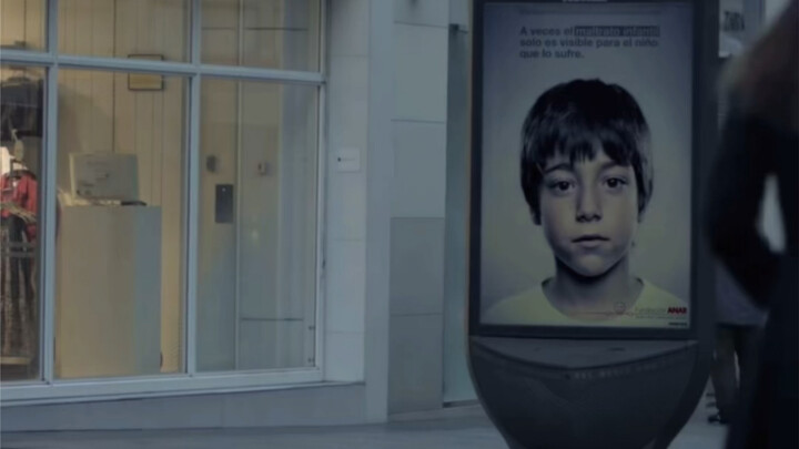 Để bảo vệ trẻ em, tấm biển quảng cáo này người lớn không thể nhìn thấy, chỉ có trẻ em mới có thể thấ