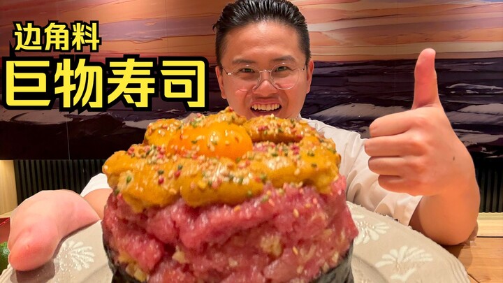 طاهي المطعم انتهى من دوامه، فصنع سوشي صغير من بقايا المكونات ليتذوقه.