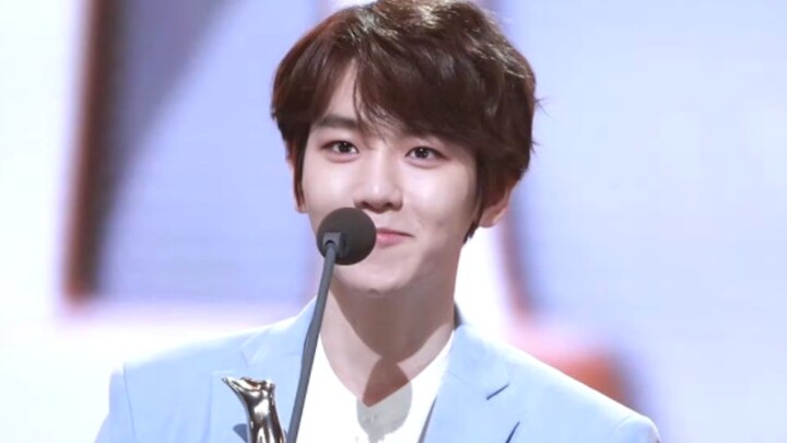 المعلّم دانغ دو يشعر بعدم الراحة في حنجرته، فطلب من بين باي شيان أن يغنّي دوره.