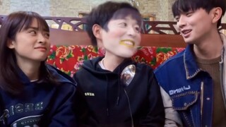 【عائلة الخنزير البري】 مجرد ظهورهم الثلاثة معًا في إطار واحد مثير للضحك للغاية!