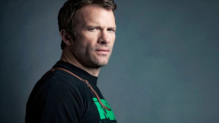 فجأة أصبحت فتاة مطارَدة من قبل قاتل مأجور فقط لأنها التقطت صورة في المقبرة!