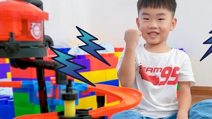 Feng Feng suka bermain dengan mobil sport kecil Shark Hot Wheels!