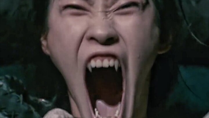 Pria itu menaburkan segenggam kacang kuning ke arah wanita itu, tak disangka ternyata dia adalah rub