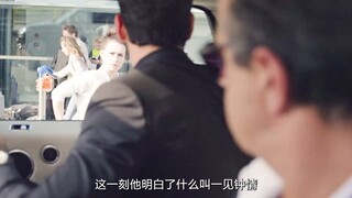 لقد أعطت المضيفة للرجل الغني كأسًا من النبيذ، ووقع الرجل الغني في حبها من النظرة الأولى وعذبها كل يو