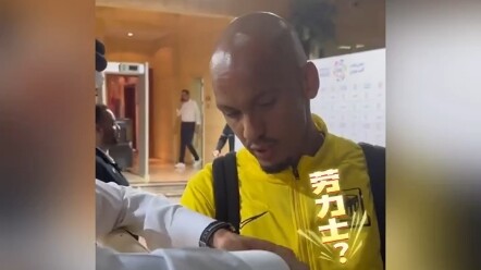 “Hài hước” Fabinho, hóa ra nhìn thấy áo của fan thì chẳng còn gì lạ nữa