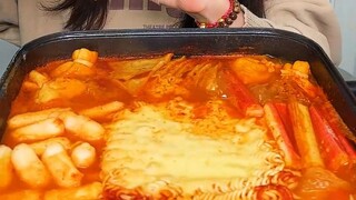 #Korean-style Army Hot Pot Binbin just had to imitate me—so annoying! @Binbin from Hua Niu's Family 