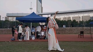 Saat menari "A Country of Etiquette", Anda harus menari tarian quju!