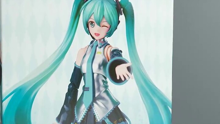 Oh my god… who invented this way of playing… the latest Hatsune Miku human form! Is it worth more th