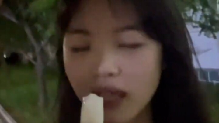 Mengapa pacar saya selalu memejamkan mata saat makan?