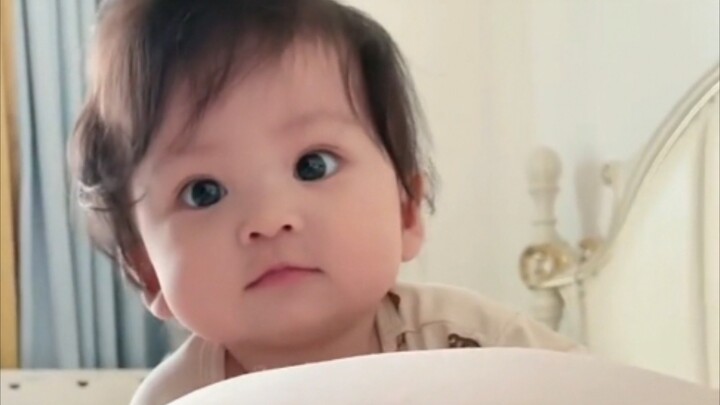 Cepat datang! Aku bawa anak orang lain ke sini biar kamu main dengannya