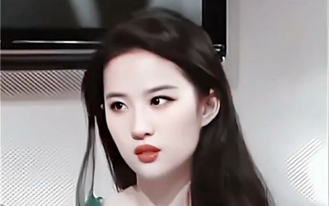 Liu Yifei's mom is a dancer who has won both the "Five One Project Award" and the Ministry of Cultur