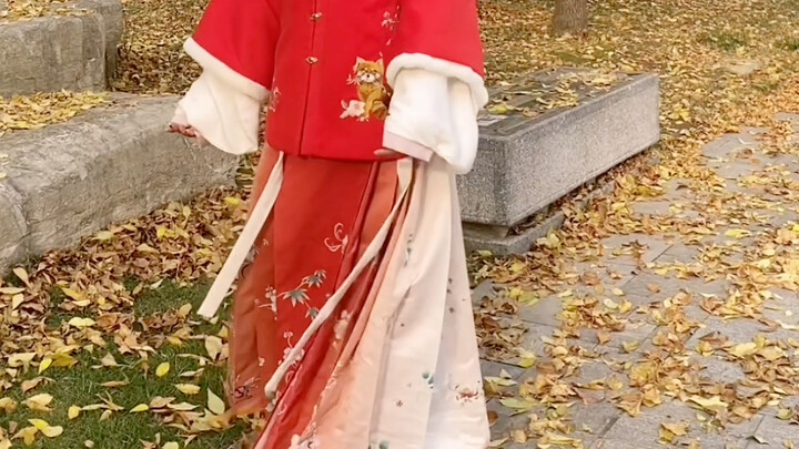 A Hanfu store always keeps a large amount of stock on hand. Sales aren't great, but it won't go bank