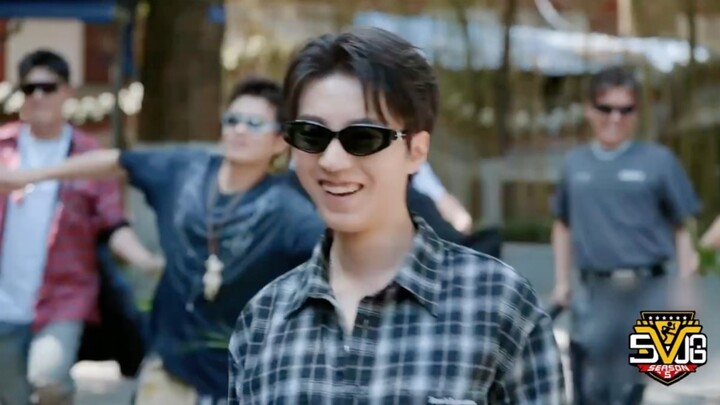 บุคลิกแนวแอบสแตรกต์ของหวังจวิ้นข่ายก็เข้ากับ Wu Ha ได้อย่างสมบูรณ์แบบ! เสี่ยวข่ายออกแบบท่าเต้นให้ MV
